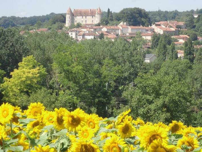 Location de vacances pour 2 personnes, avec Terrasse ainsi que Jardin et Piscine à Courgeac - 3