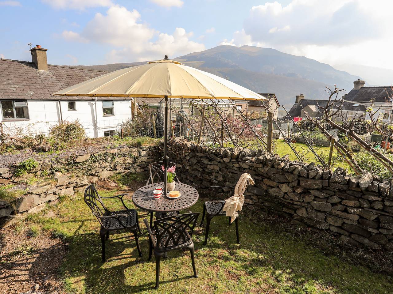 9 Ty Du Road in Llanberis, Llyn Padarn