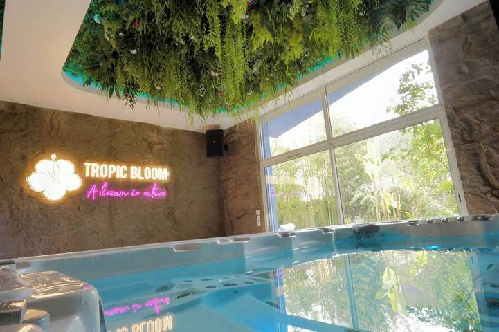 Vacation rental for 2 people, with hot tub and sauna as well as yard and terrace in Paris