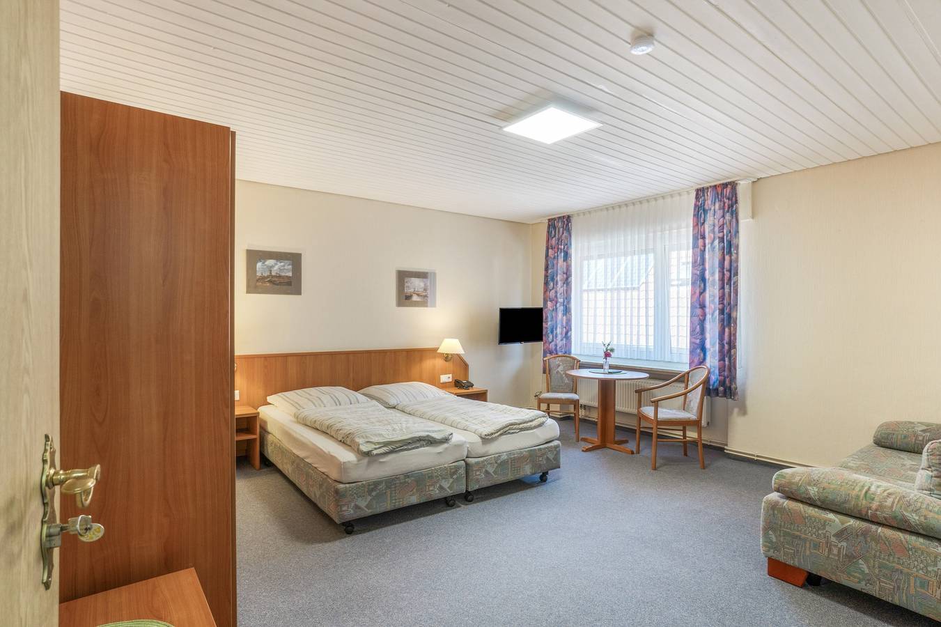 Kamer 'Doppelzimmer 5 Haupthaus' met gedeeld terras en wifi in Nessmersiel, Dornum