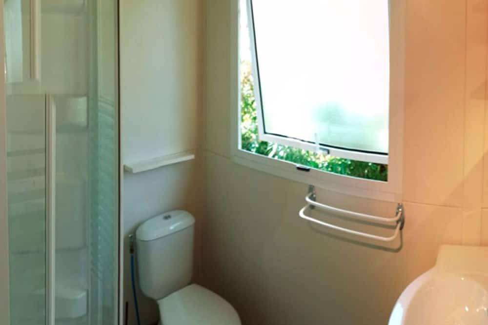 Cozy Chalet with Terrace - 1 bedroom, 2 people in Collias, Nimes region