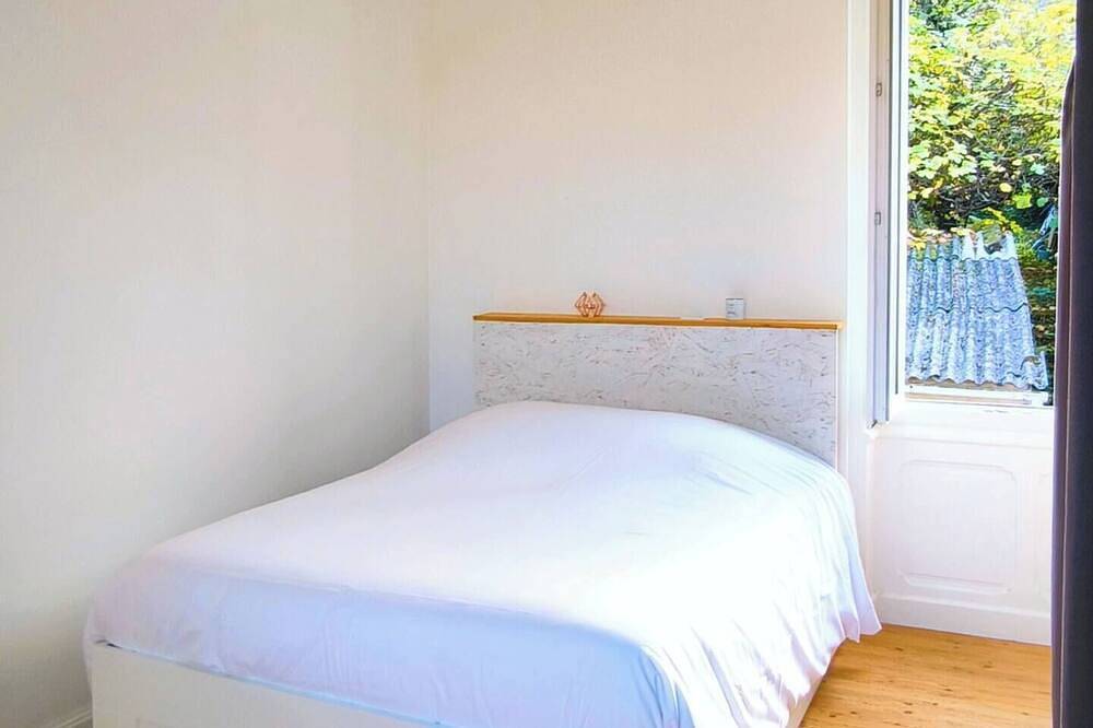 Entire apartment, Maison pour 6personnes située à Angoulême avec Jardin et parking privé <br>Entre 90€ et 150€ par nuit selon la saison in Angoulême, Charente