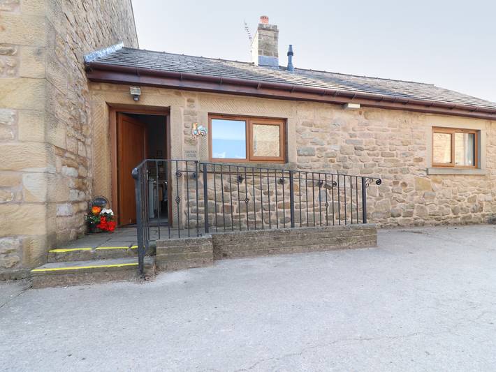 Log cabin for 2 people, with garden in Ribble Valley