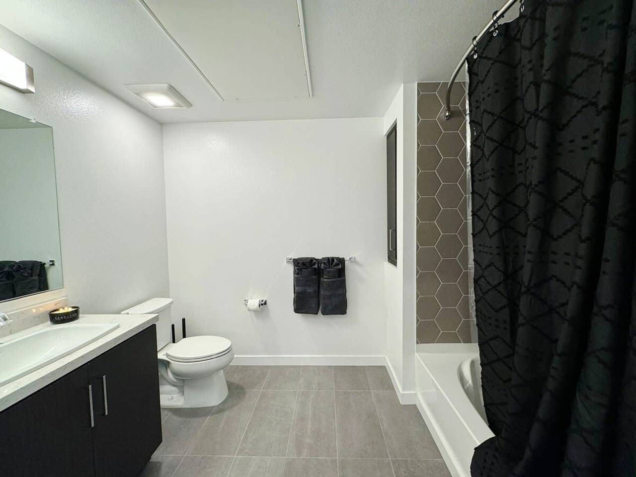 Entire apartment, Contemporary Mid-Hollywood Home Dtla view Parking  in Hollywood, Los Angeles