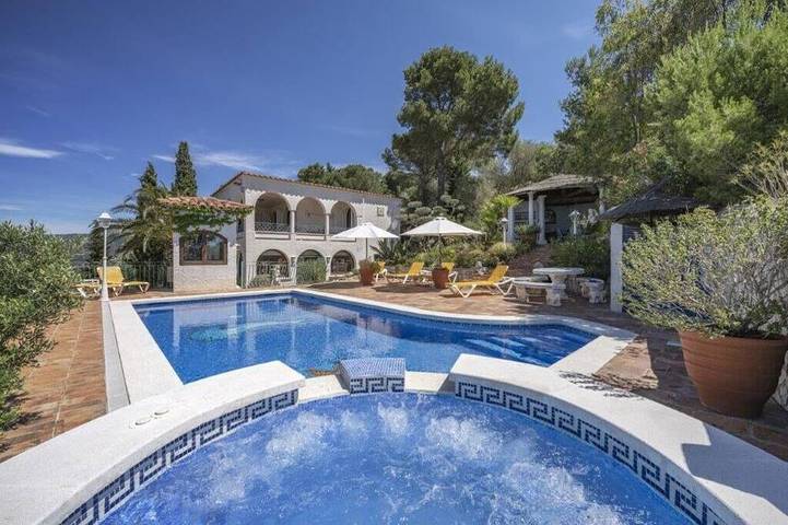 Holiday rental for 8 people, with Balcony and Hot tub as well as Garden in Roses
