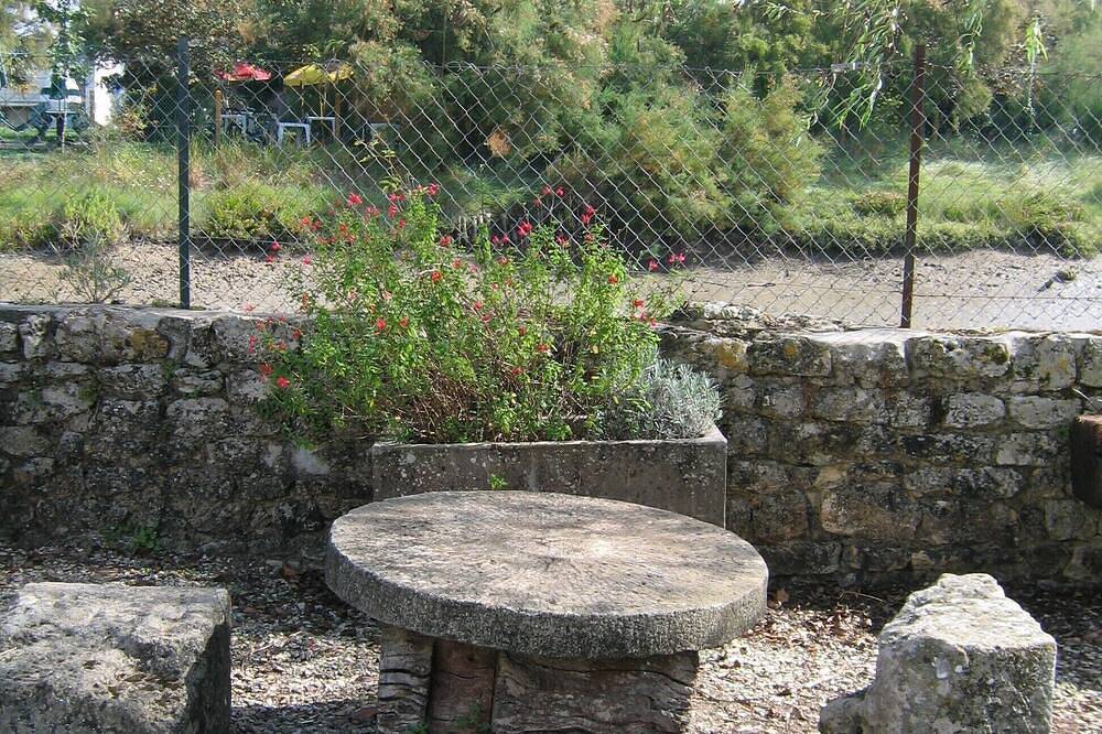 Riverside 4 bedroom House in a stunning village, close to miles of beaches in Mornac-sur-Seudre, Côte de Beauté