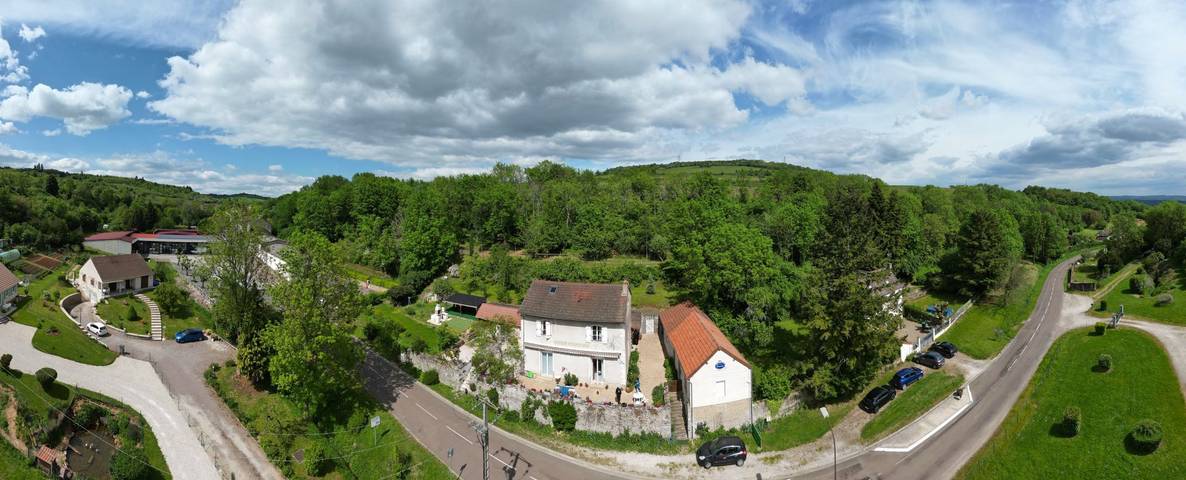 Gîte pour 4 personnes, avec jacuzzi et jardin à Saint-Sernin-du-Plain - 3