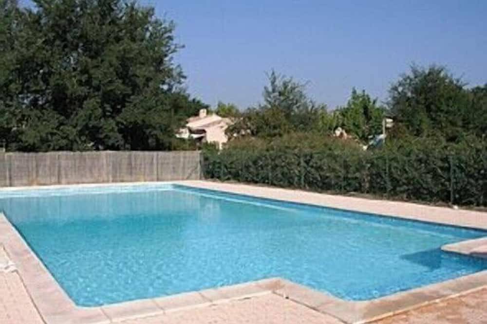 Amplia villa con piscina compartida en Pierrevert junto al Golf du Luberon. in Pierrevert, Parque natural regional del Luberon