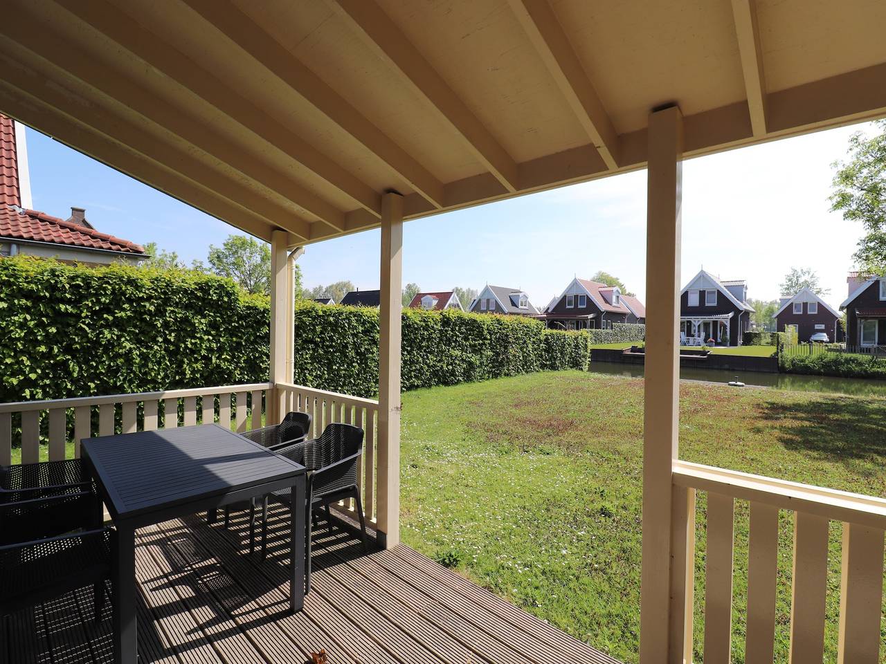 Bungalow am Wasser mit Sauna in Südholland in Bernisse, Niederländische Nordsee