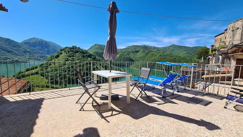 Gîte pour 8 personnes, avec vue ainsi que terrasse et vue sur le lac à Castel di Tora - 3