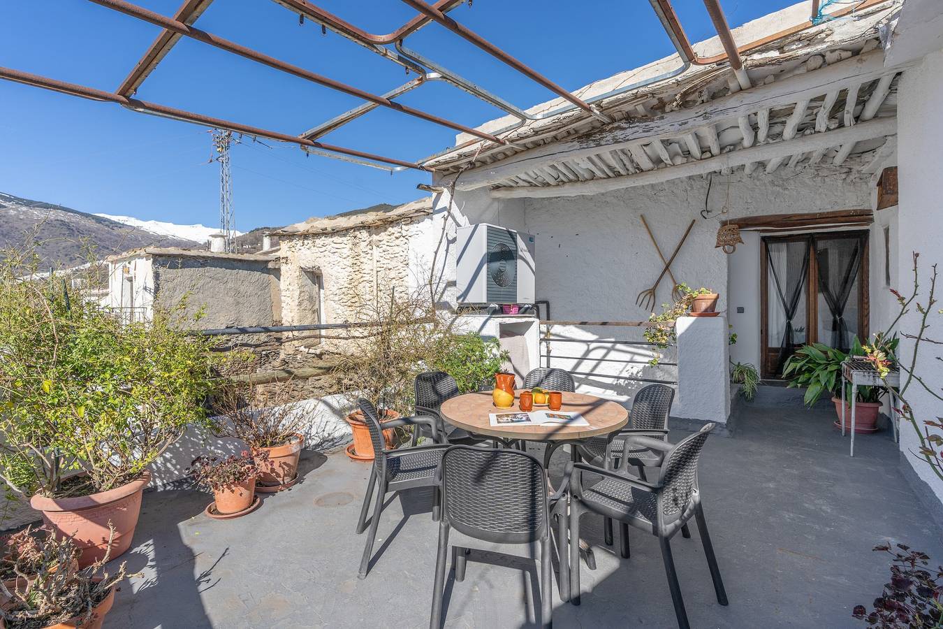 Casa El Portón, Bubión: vistas a la montaña, terraza privada y Wi-Fi in Bubión, Granada Province
