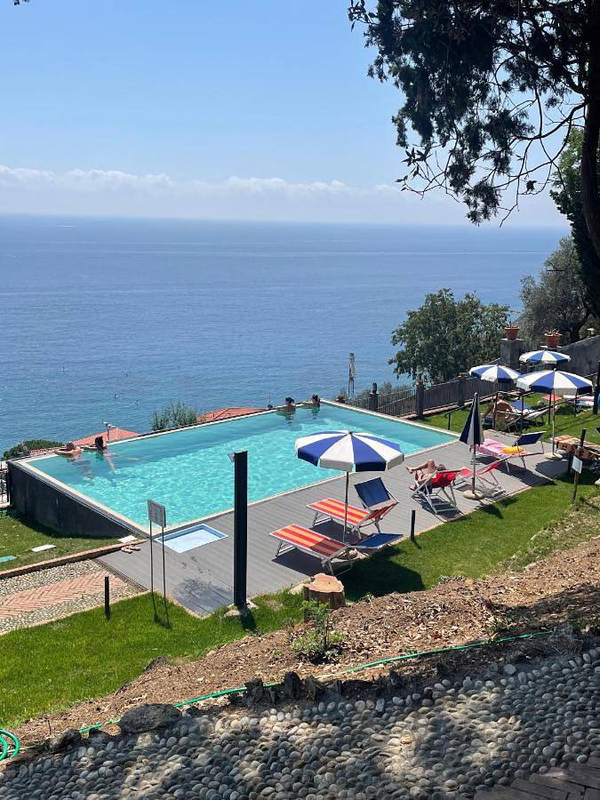 Ferienhaus für 2 Personen, mit Terrasse und Garten sowie Pool und Ausblick in Bergeggi