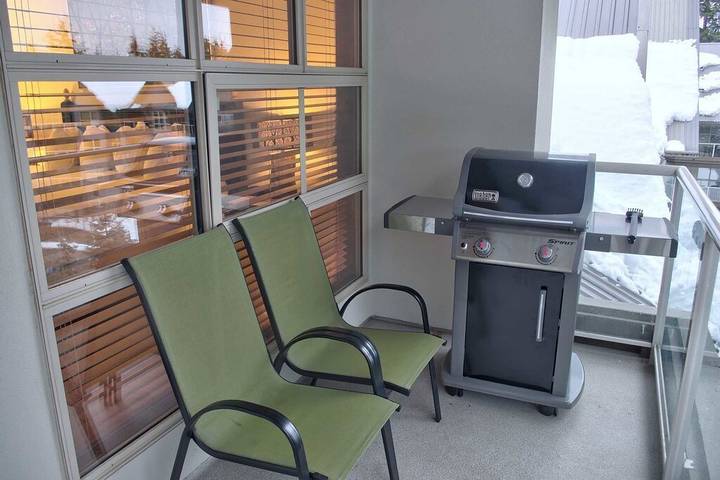 Holiday rental for 4 people, with pool and hot tub as well as balcony in Whistler