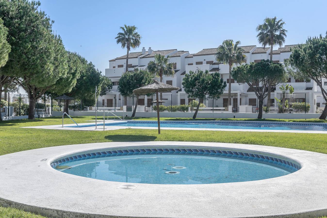 Entire apartment, Apartment 'Maracaibo' with Shared Pool, Wi-Fi and Air Conditioning in Playa La Barrosa, Chiclana de la Frontera