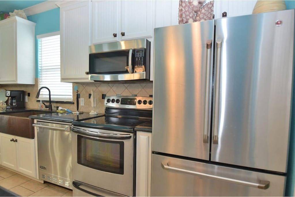 Der Strand ist nur einen kurzen Spaziergang von diesem atemberaubenden Haus entfernt. in Crystal Beach, Galveston County