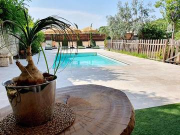 Location de vacances pour 8 personnes, avec piscine ainsi que jardin et jacuzzi à Boissières