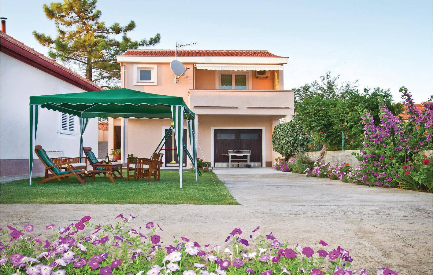 Holiday home for 4 people with terrace in Privlaka, Zadar