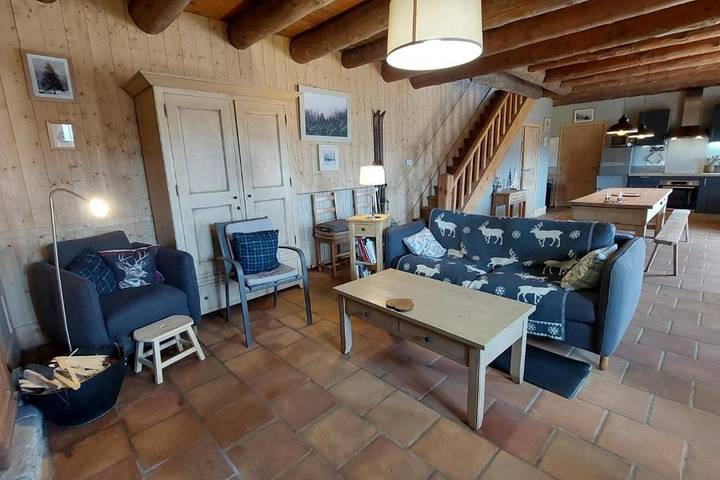 Location de vacances pour 8 personnes, avec terrasse ainsi que vue et jardin à Saint-Jacques-des-Blats - 2