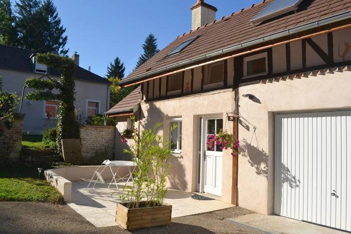 Location de vacances pour 2 personnes, avec Terrasse ainsi que Jardin et Vue à Lamarche-sur-Saône