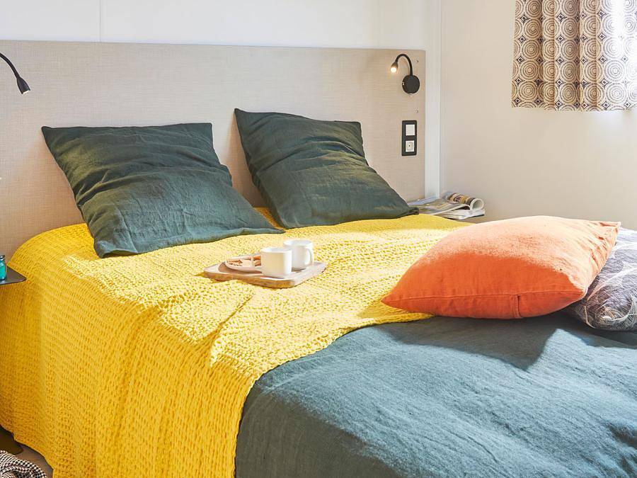 Flower Camping Monplaisir | Camping Oléron 4 étoiles - Mobilhome 4 personnes - Premium 30 m² - 2 chambres (draps + serviettes inclus) - terrasse semi couverte in Saint-Trojan-les-Bains, Côte de Beauté