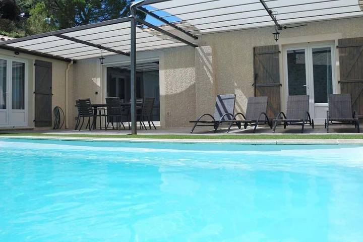 Villa pour 8 personnes, avec vue et piscine ainsi que terrasse et jardin, animaux acceptés