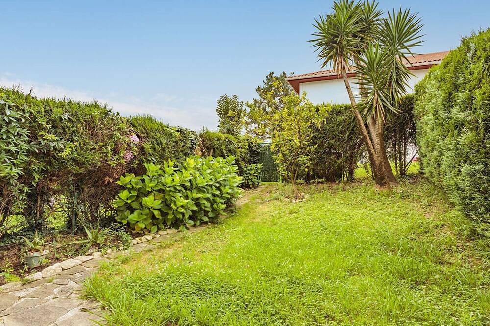 Entire apartment, Ground Floor Apartment with Pool, Terrace, and Garden, Near Bidassoa and Spain Border in Hendaye, Bayonne region