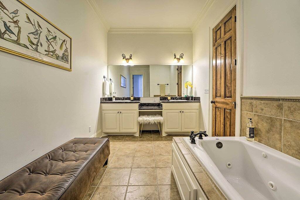 Large, Elegant Home < 2 Miles to Ole Miss! in Oxford (MS), Lafayette County