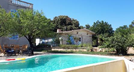 Gîte pour 2 personnes, avec jardin ainsi que terrasse et piscine dans l' Hérault