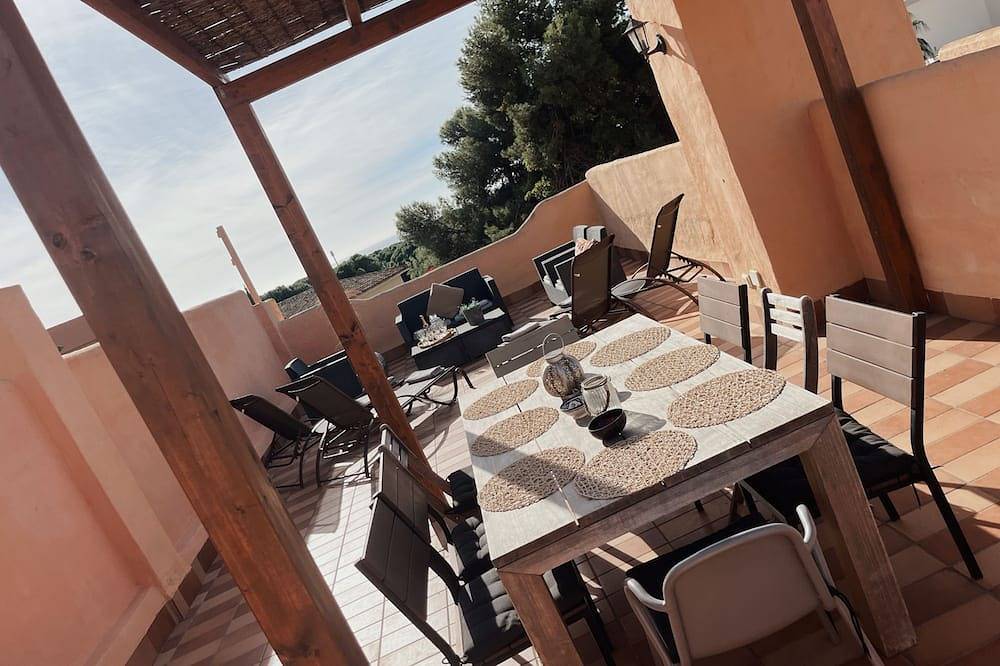 Heerlijk huis voor 8! Loopafstand Strand, solarium, zwembad, garage. in Hacienda Las Chapas, Marbella