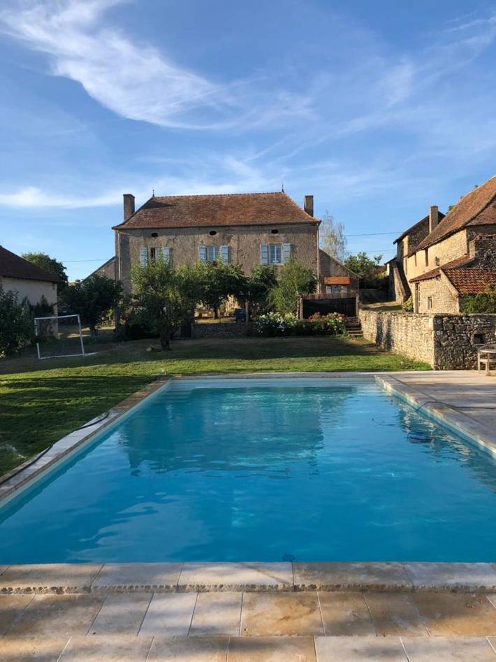 Location de vacances pour 5 personnes, avec Terrasse et Jardin ainsi que Piscine et Vue à Saint-Ythaire