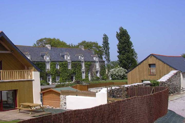 Gîte pour 5 personnes, avec Terrasse ainsi que Jardin et Piscine à Hénanbihen