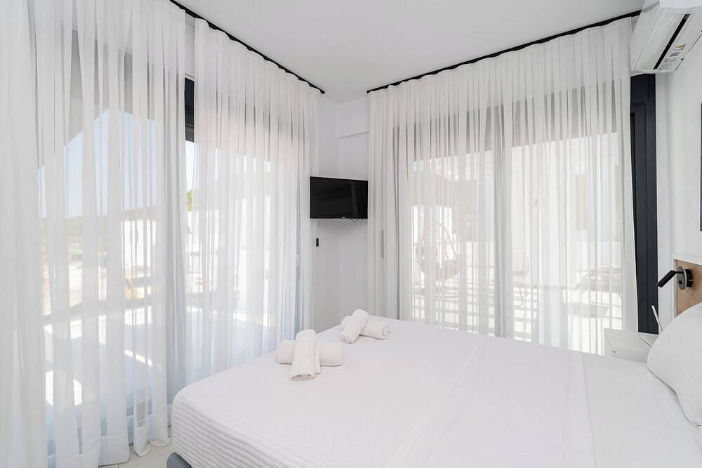 Ganze Wohnung, Emerald Three-Bedroom Villa with Private Pool and Rooftop in Skala Rachoniou, Thassos