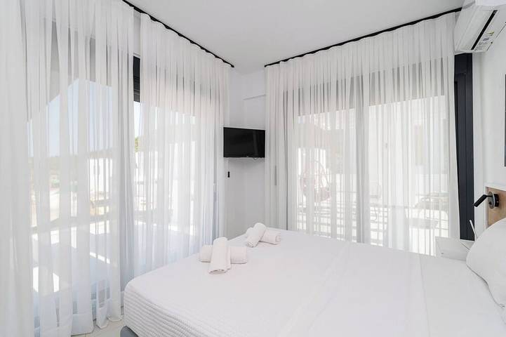 Ganze Wohnung, Emerald Three-Bedroom Villa with Private Pool and Rooftop in Skala Rachoniou, Thassos