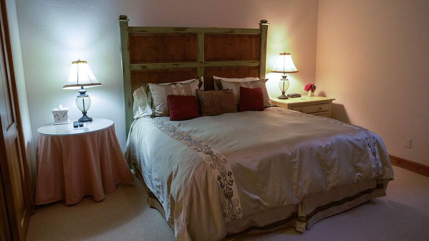 Vacation rental for 16 people, with hot tub and pool as well as yard in Beaver Creek