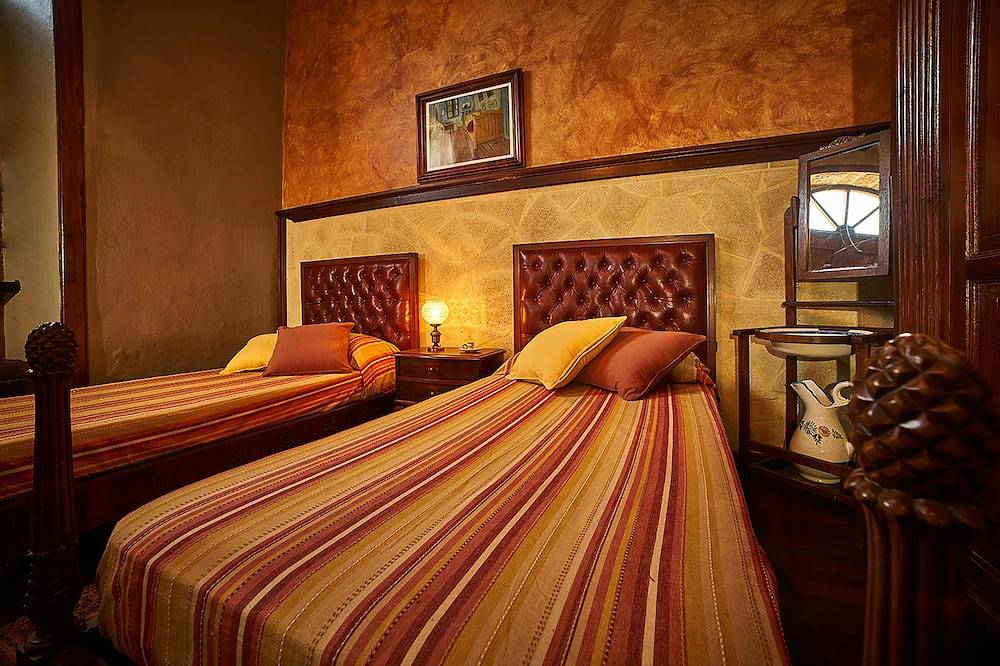 Antigua escuela de (Old School from) 1840 Wifi in Fasnia, Tenerife Sur