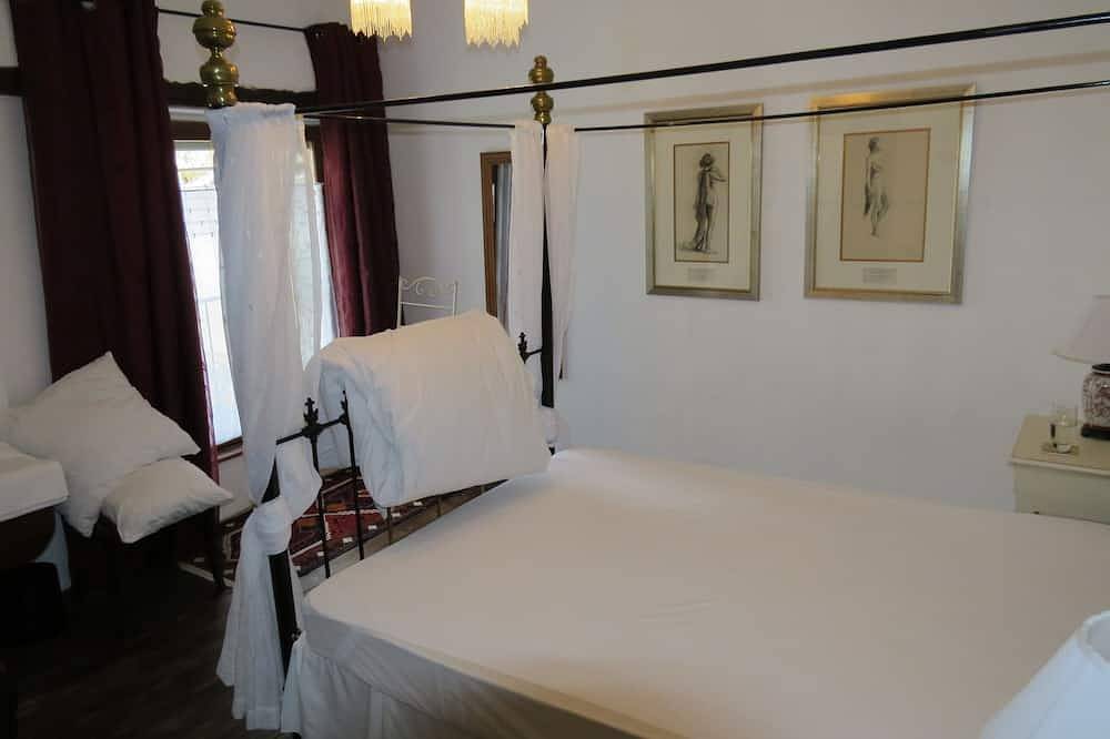Excellent recently renovated town house originally constructed in 1352 in centre in Gaugeac, Périgord Pourpre