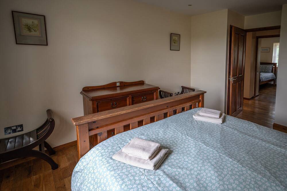 3 Stunning lakeside cottages with indoor pool/hot tub + outdoor hot tub, fishing in Cornwall