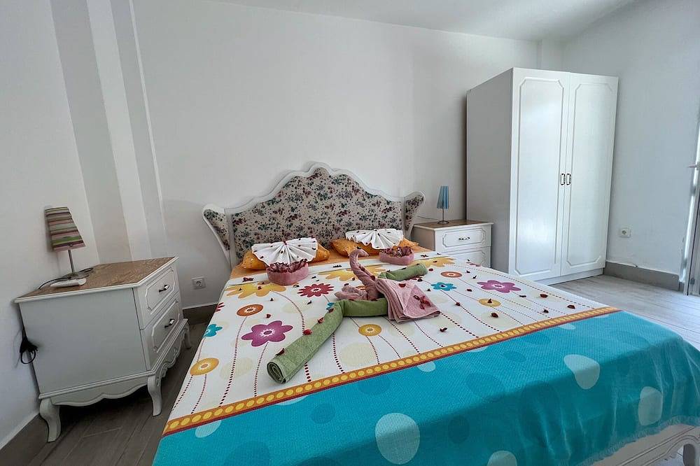 1 building with 2 semi-detached house, 4-18 persons, beside the sea 100m in Kemer (Antalya), Province d'Antalya