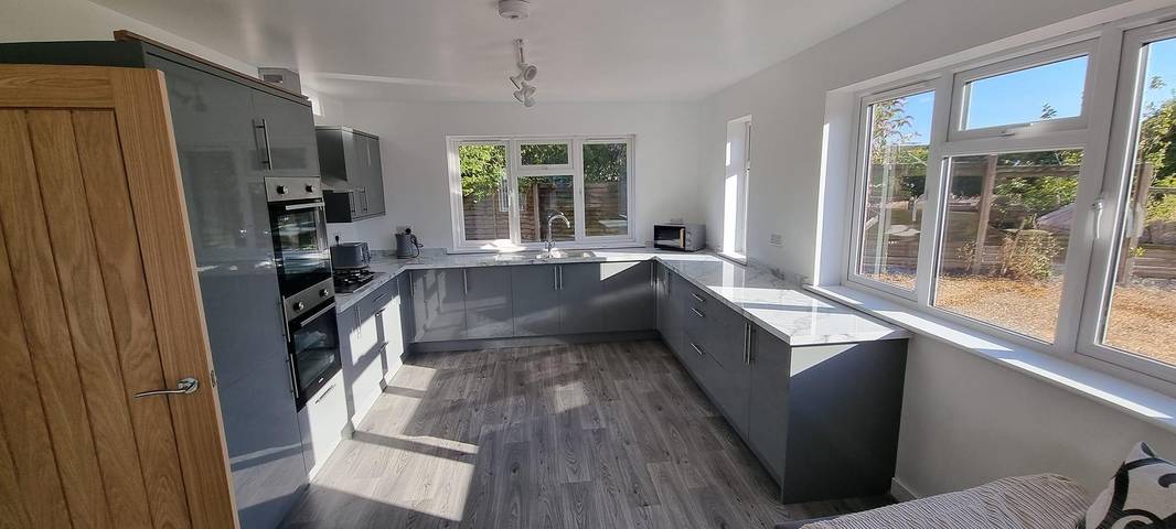 House - Sleeps 14, onsite parking & pets allowed in Poole, Sudoeste de Inglaterra