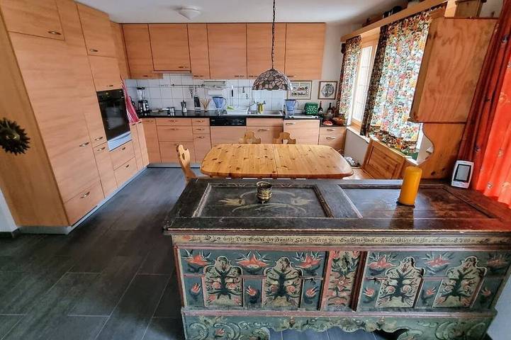 Room with extra-large double-bed, cable Tv, private bathroom, organic breakfast, in Lauenen b. Gstaad, Lauenen
