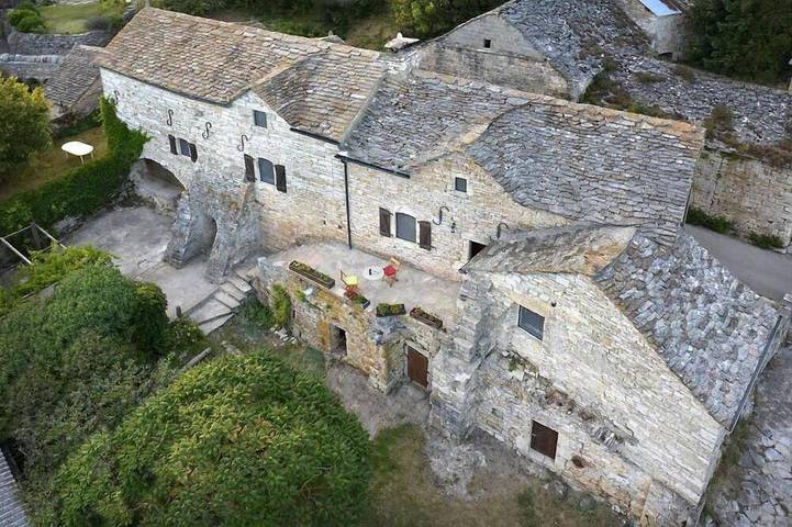 Location de vacances pour 13 personnes, avec jardin et terrasse à Saint-Georges-de-Lévéjac