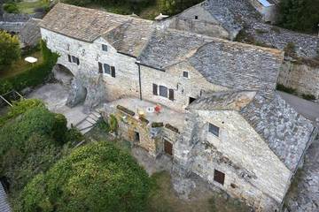 Location de vacances pour 13 personnes, avec jardin et terrasse à Saint-Georges-de-Lévéjac