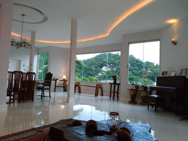 Casas e apartamentos de temporada para 10 pessoas, com piscina e vista e ainda jardim em Vargem Grande