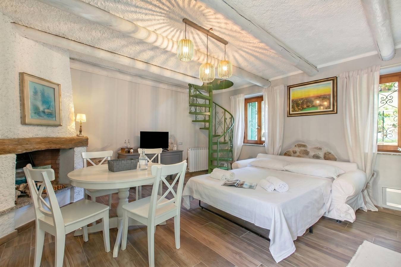 Appartamento intero, Dimora Della Rocca Private Garden, Wifi, Bbq & Parking in Comune di Angera, Lago Maggiore (Lombardia)