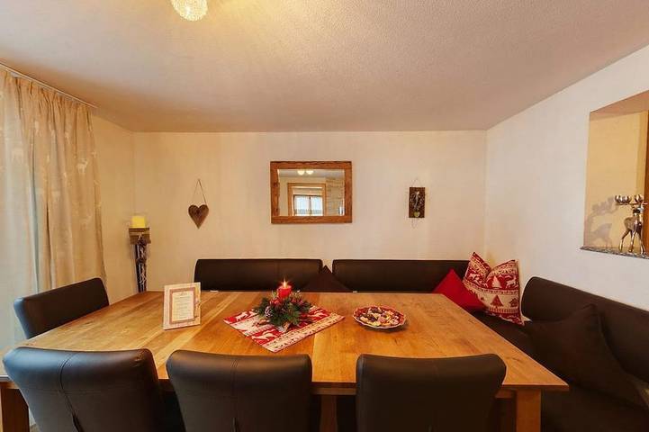 Ferienwohnung für 8 Personen, mit Balkon und Whirlpool sowie Garten und Sauna in Schröcken