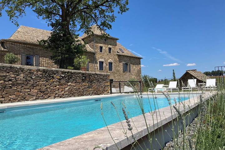 Gîte pour 15 personnes, avec terrasse ainsi que jacuzzi et jardin dans Castanet (Aveyron)