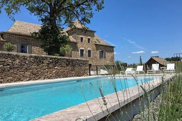 Gîte pour 15 personnes, avec jardin ainsi que terrasse et jacuzzi dans Castanet (Aveyron)