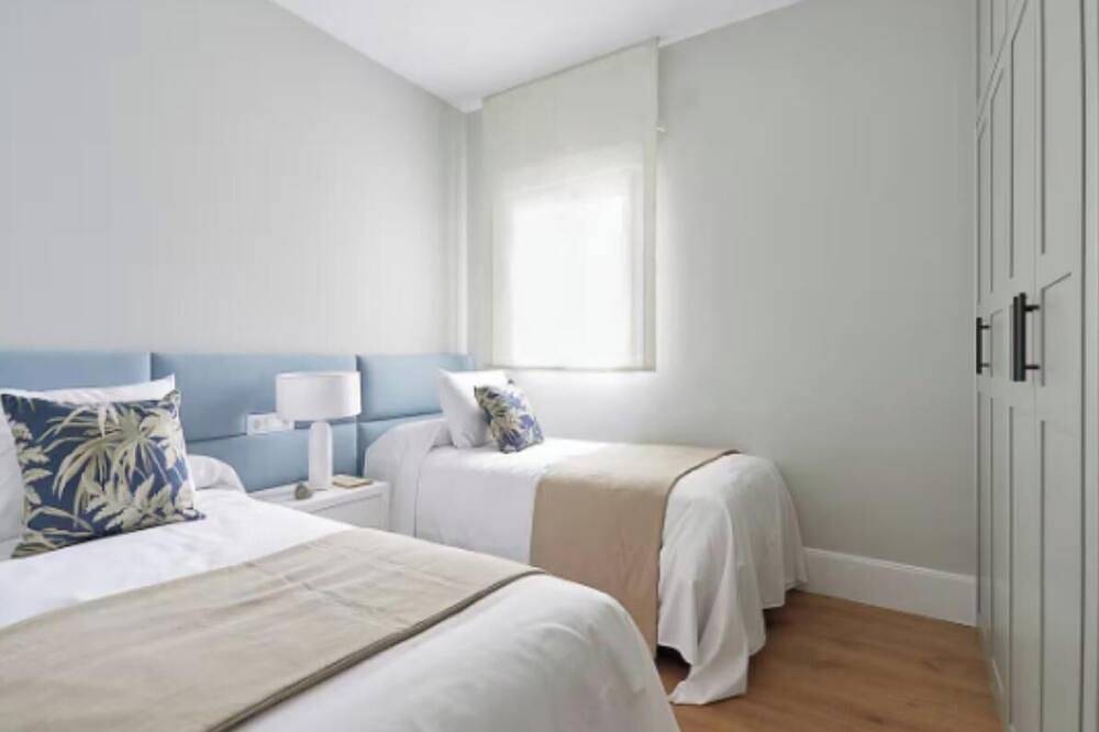 Entire apartment, Stylish 4-Bedroom Apartment in the Heart of Madrid Near Plaza Mayor in Centro (Madrid), Madrid