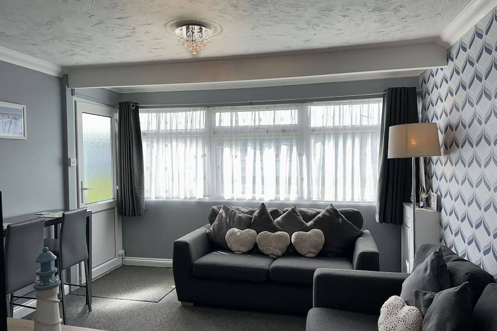 Modern South Facing Chalet , 5 Minutes From the Beach. Sleeps 5 in California (Great Yarmouth), Great Yarmouth