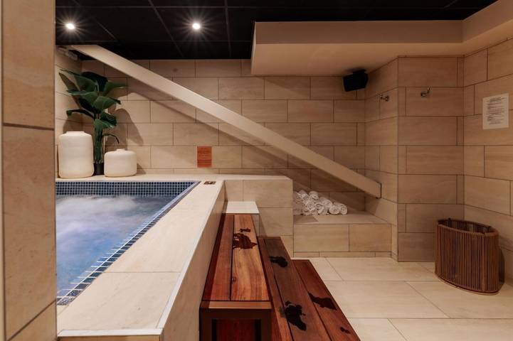 Hôtel pour 2 personnes, avec terrasse ainsi que sauna et jacuzzi, animaux acceptés